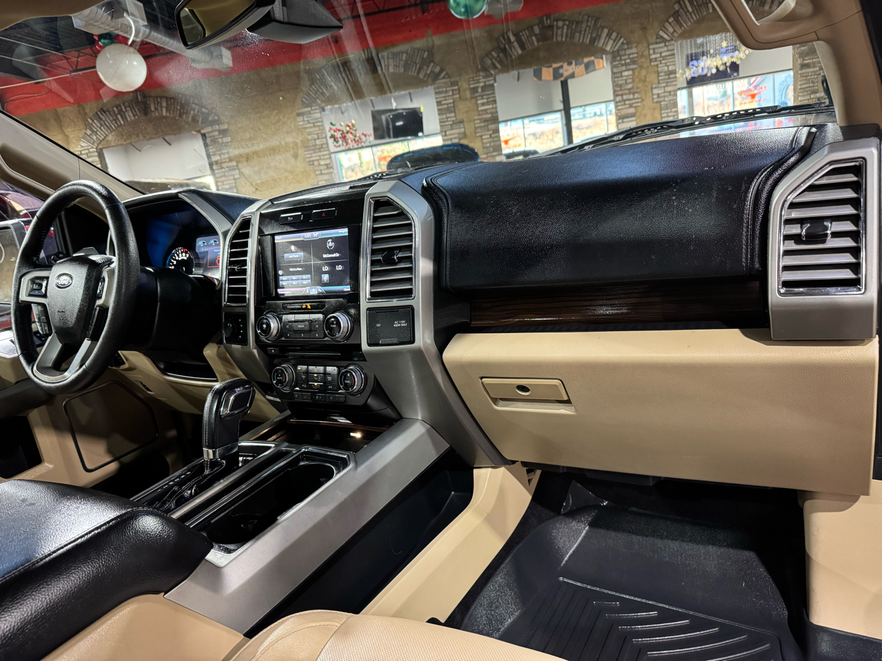 Ford F-150 4WD SuperCrew 145" Lariat 2015