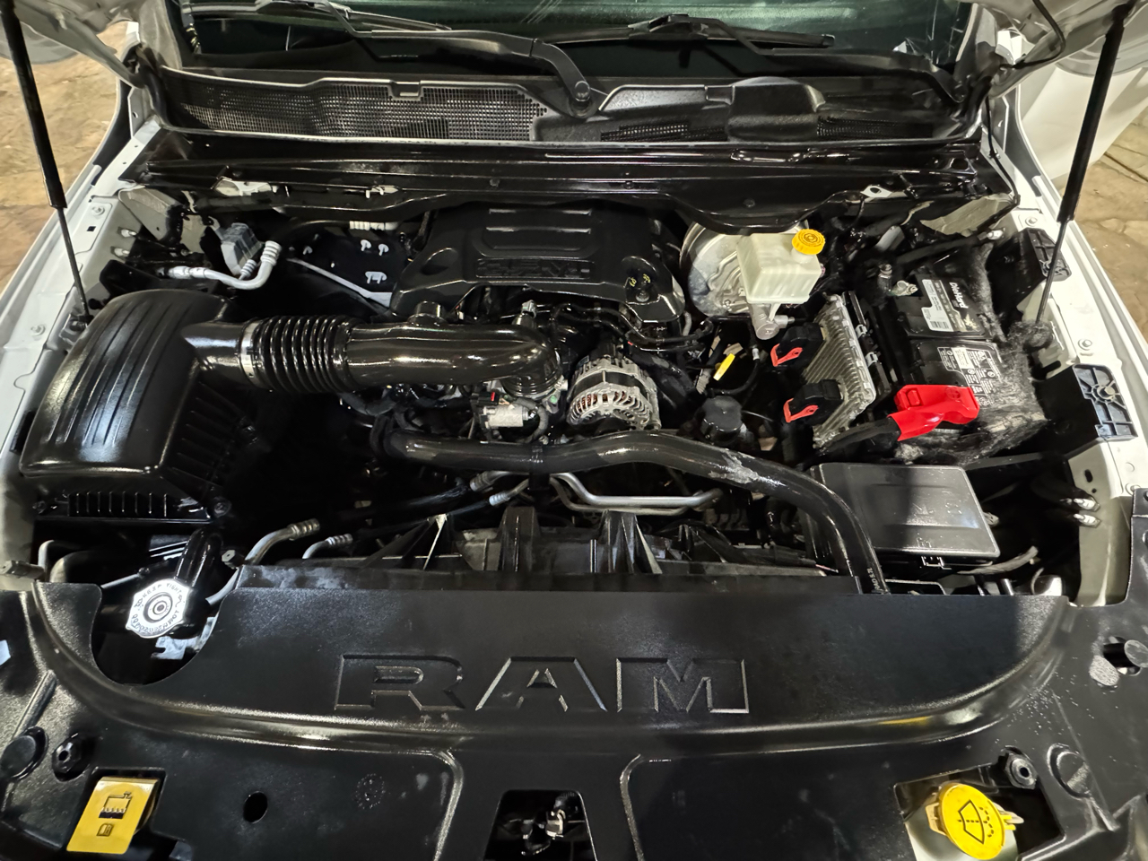 RAM 1500 Laramie 4x4 Crew Cab 5'7" Box 2020