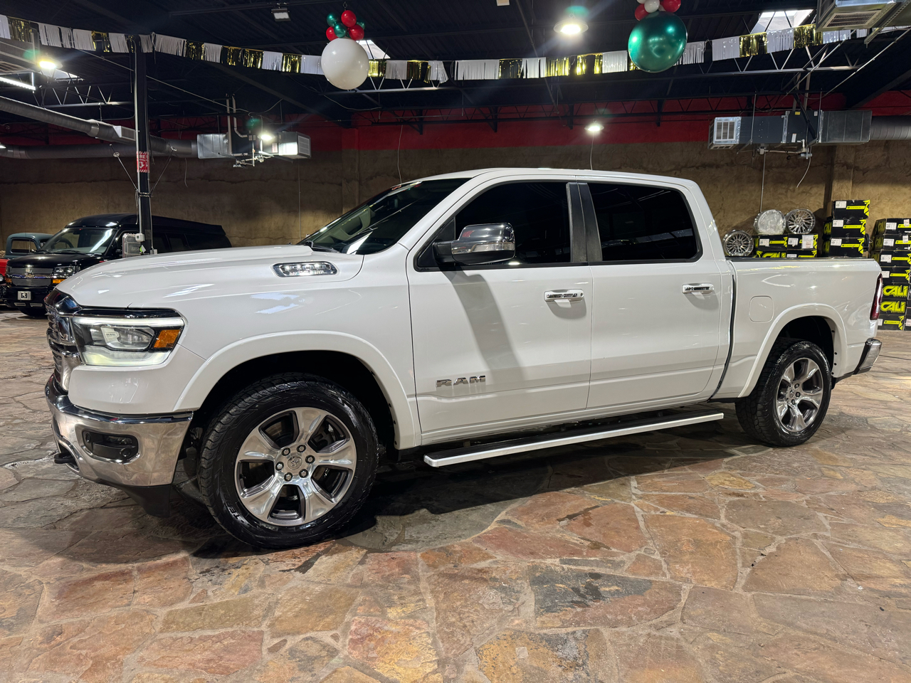 RAM 1500 Laramie 4x4 Crew Cab 5'7" Box 2020