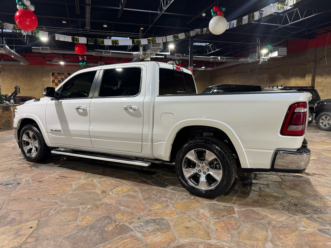 RAM 1500 Laramie 4x4 Crew Cab 5'7" Box 2020