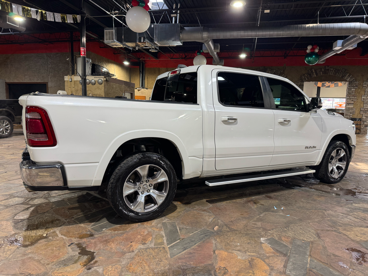 RAM 1500 Laramie 4x4 Crew Cab 5'7" Box 2020