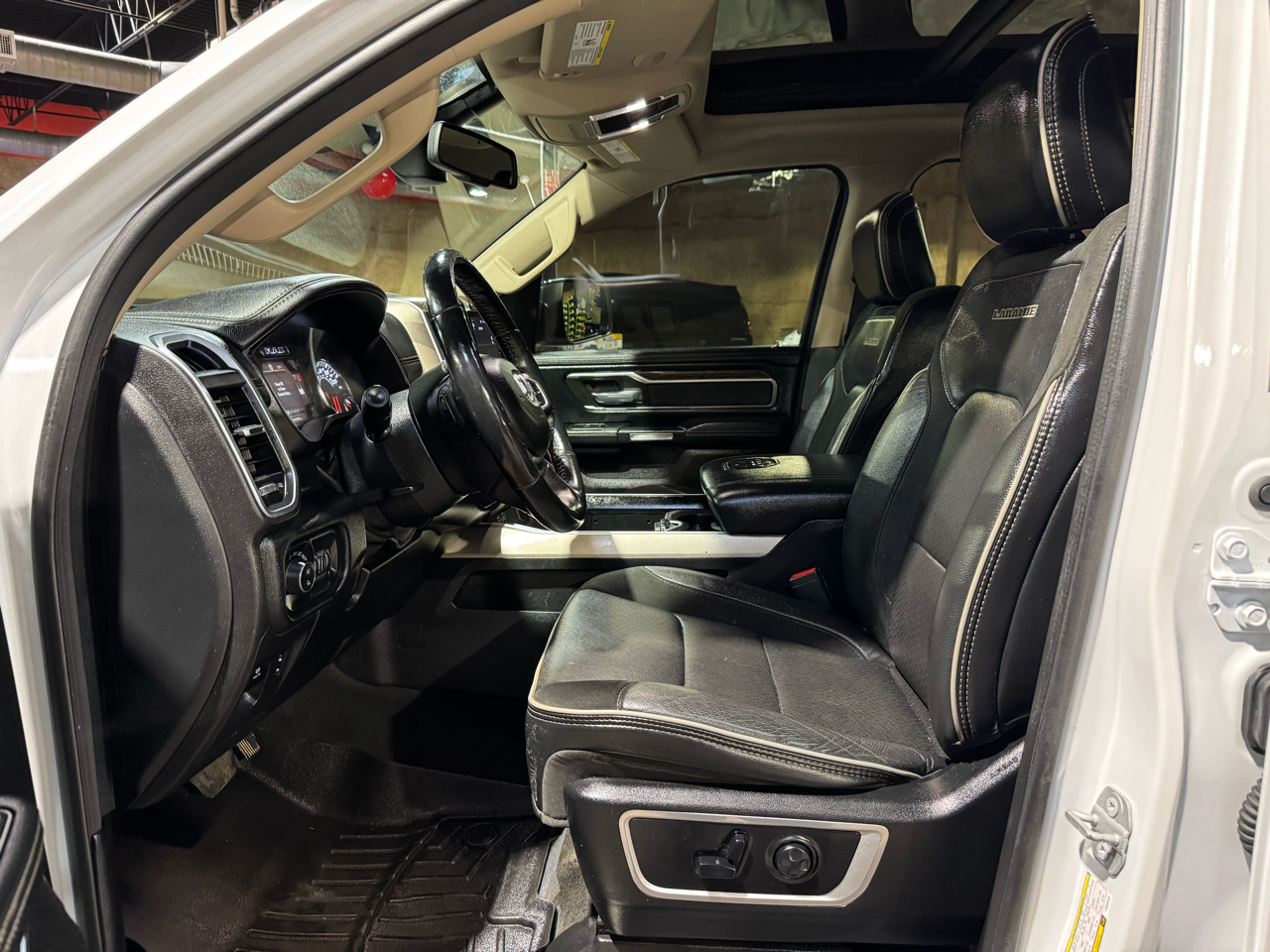 RAM 1500 Laramie 4x4 Crew Cab 5'7" Box 2020