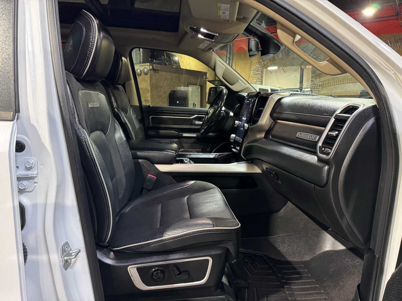 RAM 1500 Laramie 4x4 Crew Cab 5'7" Box 2020