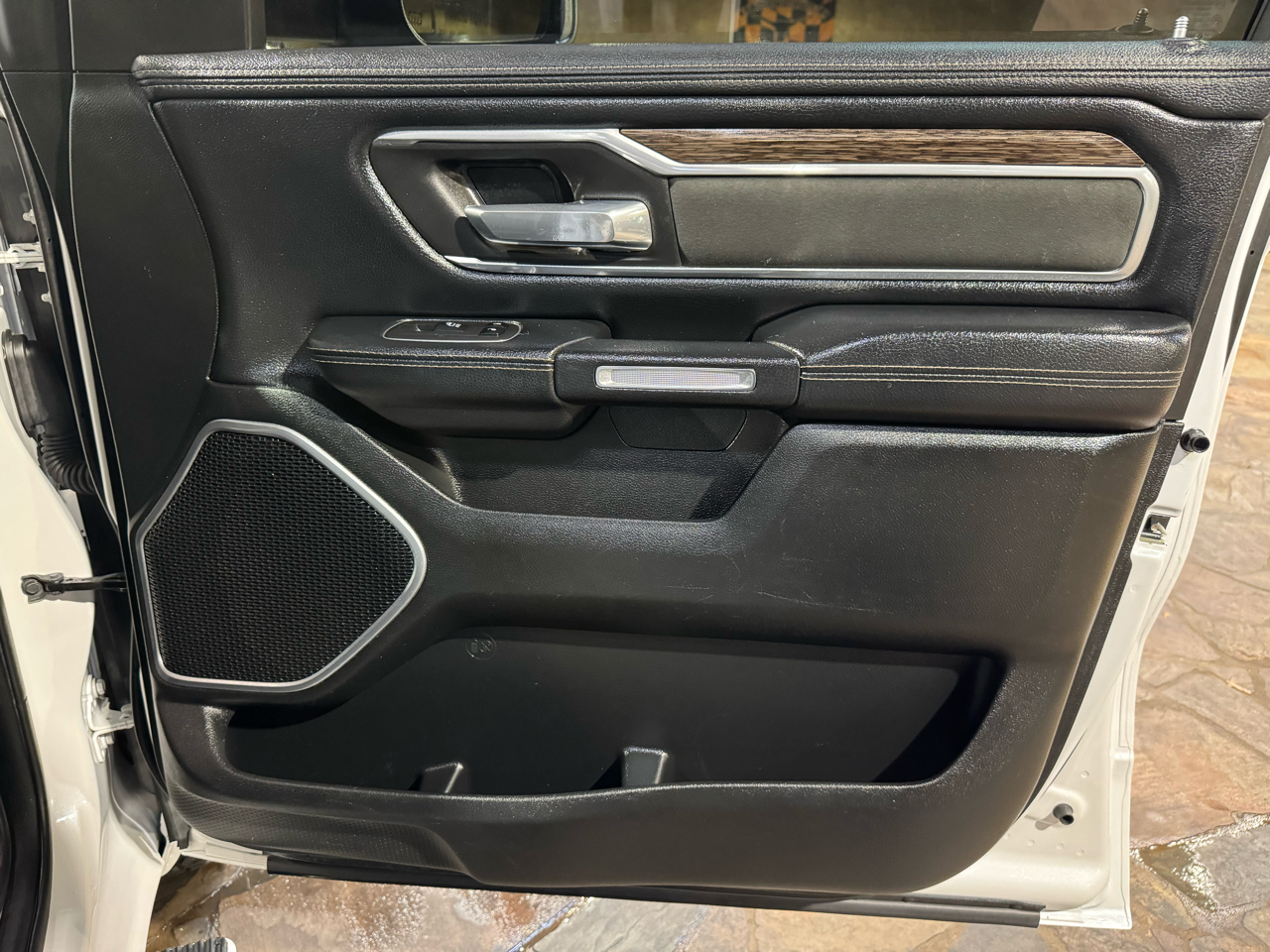 RAM 1500 Laramie 4x4 Crew Cab 5'7" Box 2020