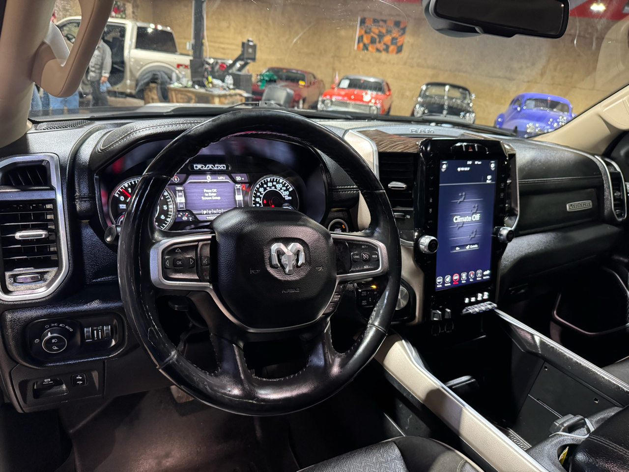 RAM 1500 Laramie 4x4 Crew Cab 5'7" Box 2020