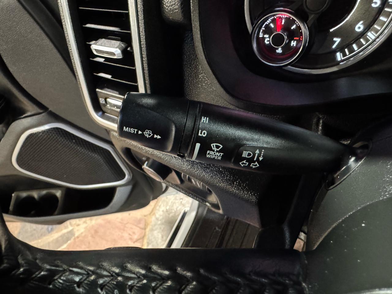 RAM 1500 Laramie 4x4 Crew Cab 5'7" Box 2020