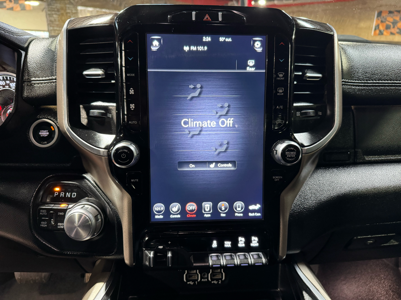 RAM 1500 Laramie 4x4 Crew Cab 5'7" Box 2020