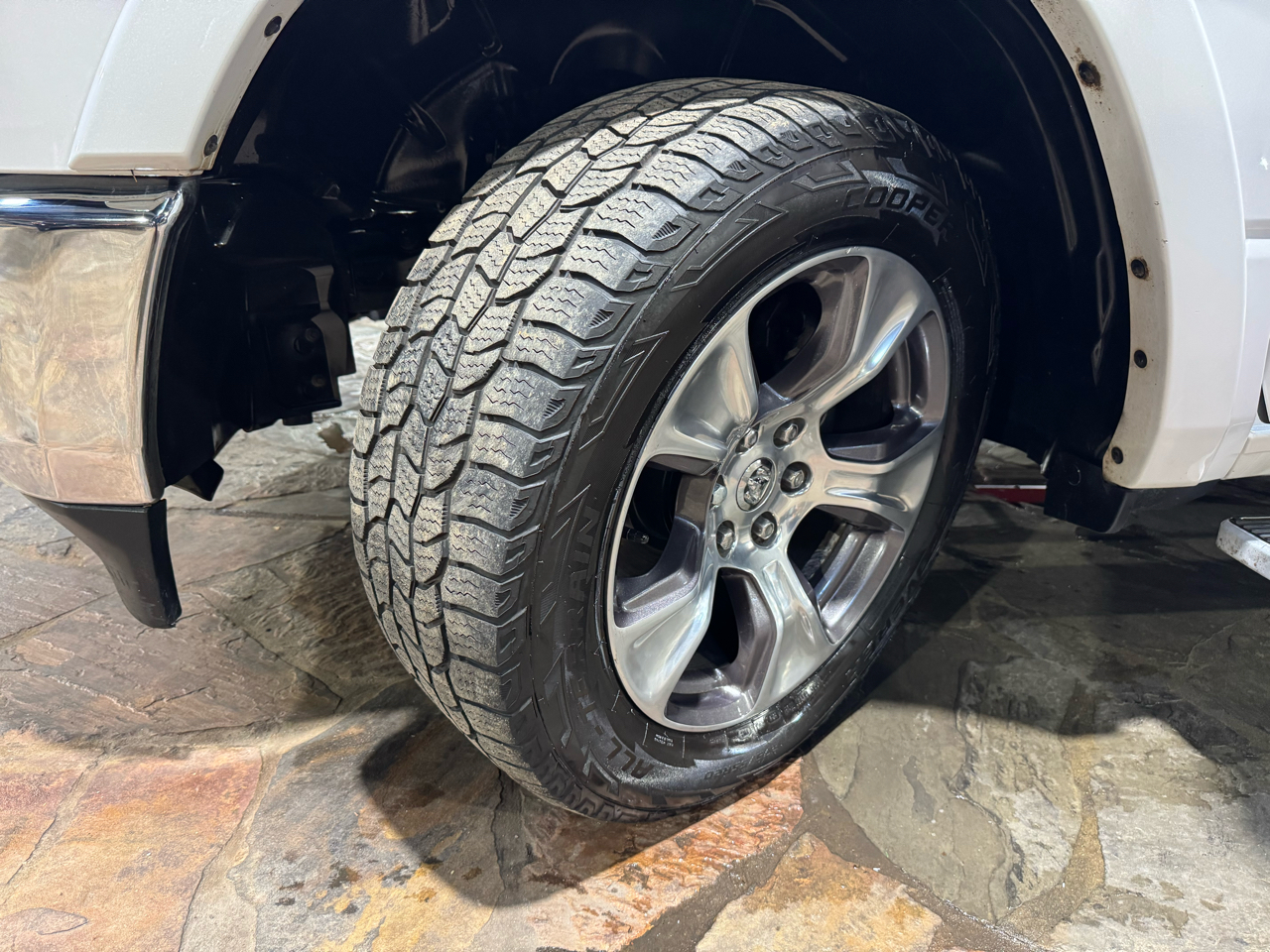 RAM 1500 Laramie 4x4 Crew Cab 5'7" Box 2020