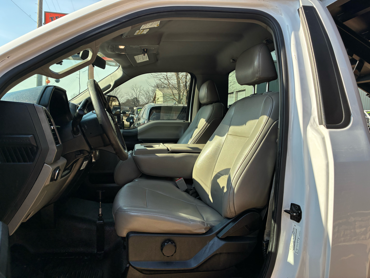 Ford Super Duty F-450 DRW XLT 4WD Reg Cab 145" WB 60" CA XLT 2019