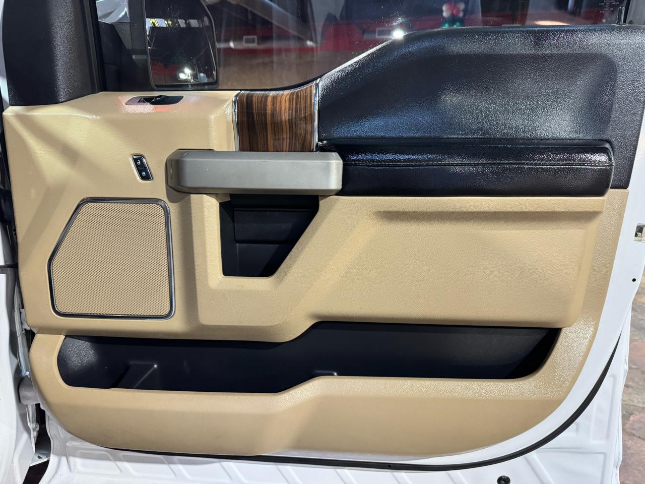 Ford F-150 4WD SuperCrew 145" Lariat 2016