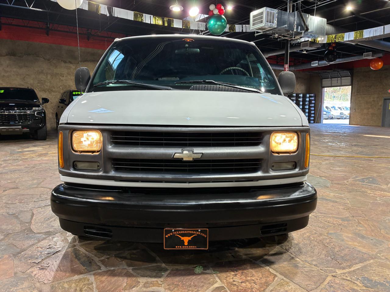 Chevrolet Express Van 1500 135" WB 2000