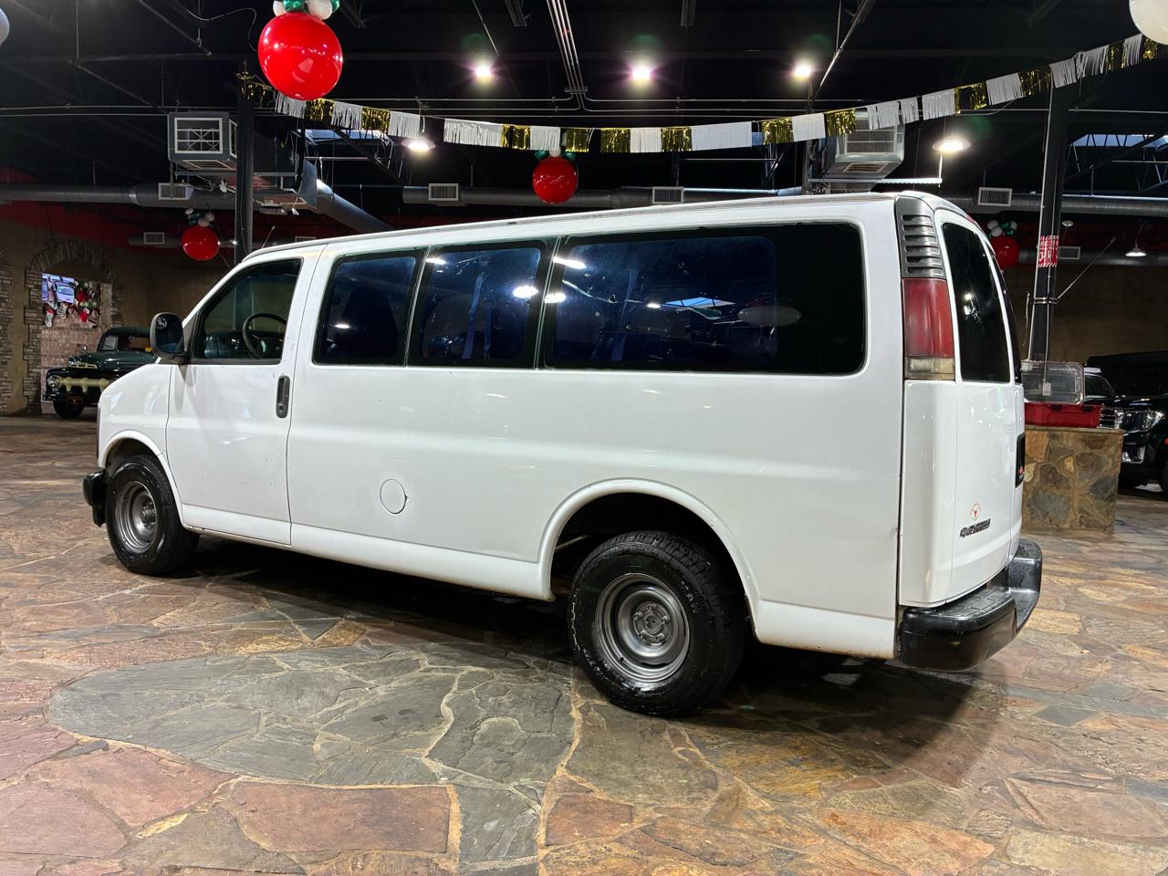 Chevrolet Express Van 1500 135" WB 2000