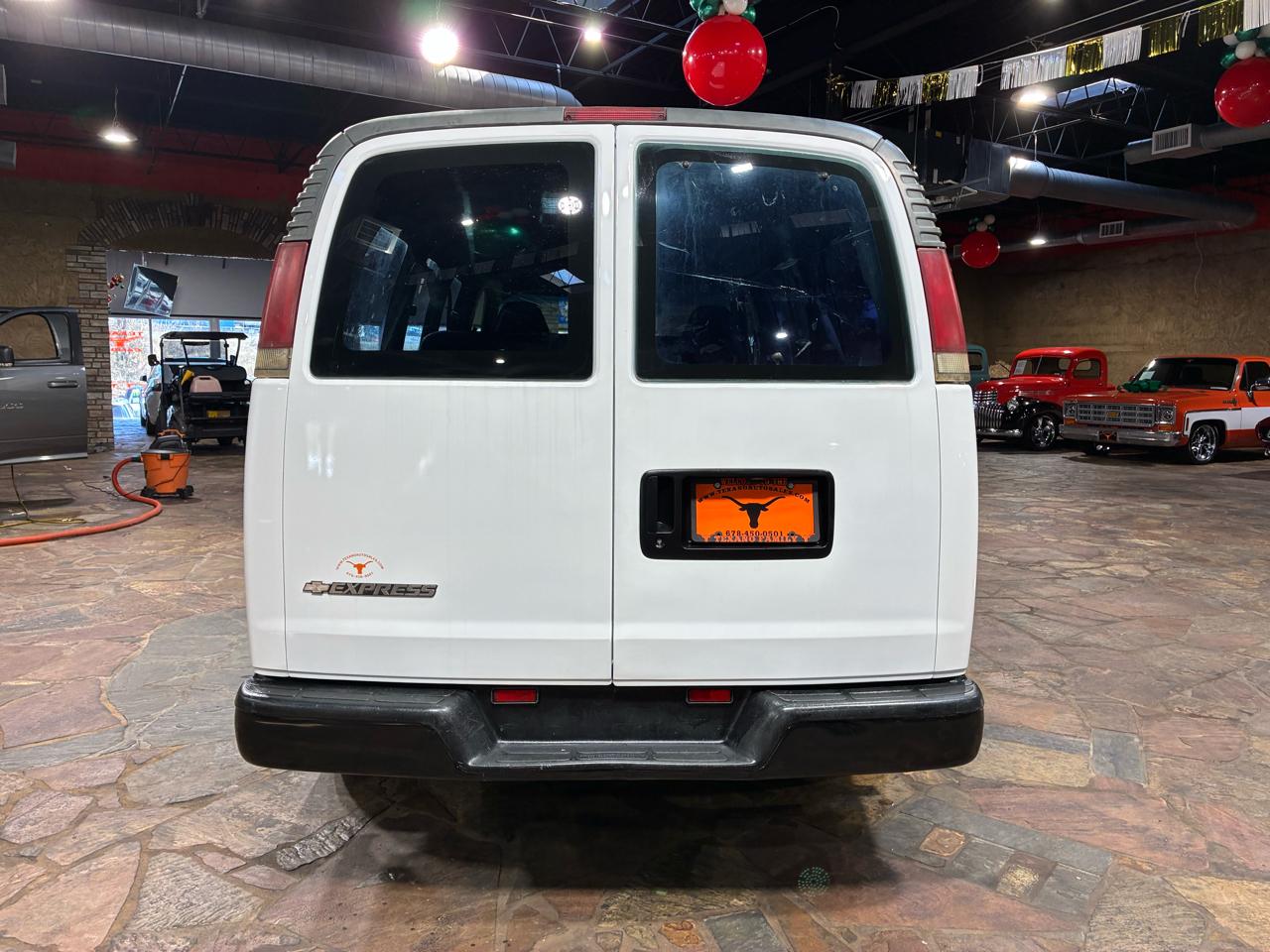 Chevrolet Express Van 1500 135" WB 2000