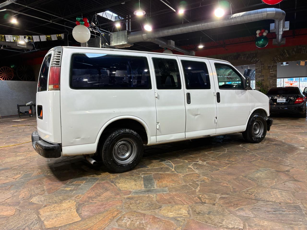 Chevrolet Express Van 1500 135" WB 2000
