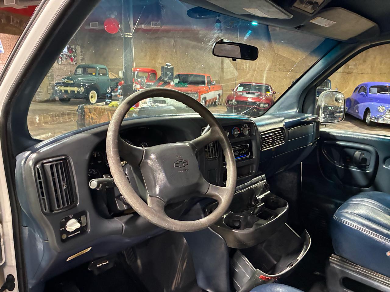 Chevrolet Express Van 1500 135" WB 2000