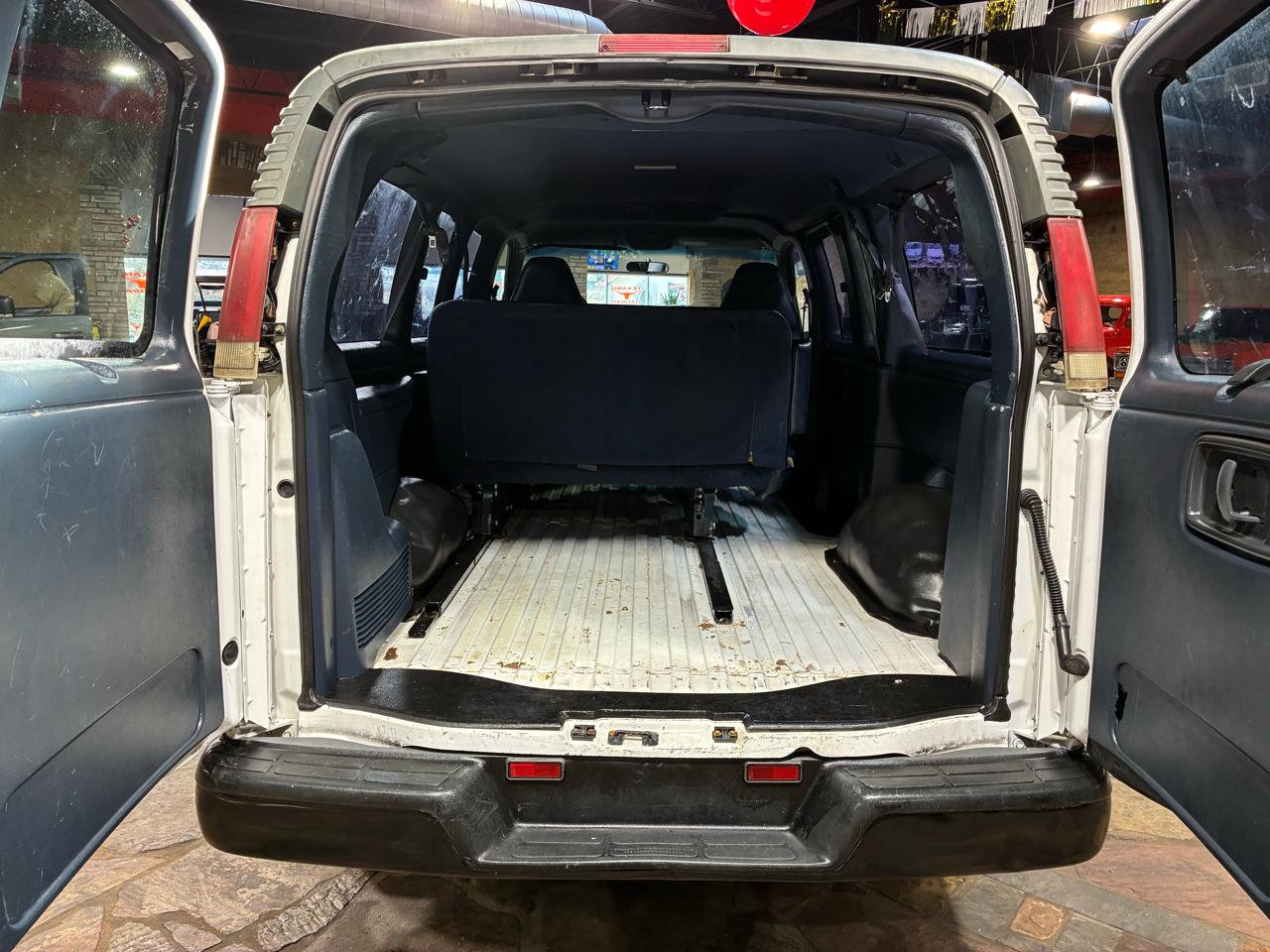 Chevrolet Express Van 1500 135" WB 2000