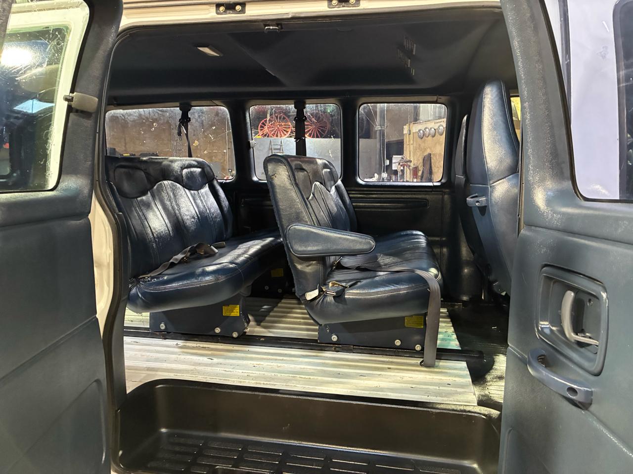 Chevrolet Express Van 1500 135" WB 2000