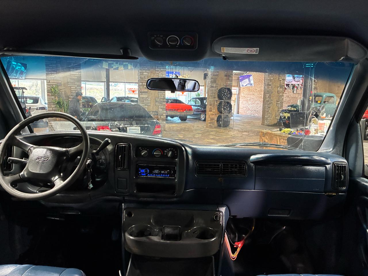 Chevrolet Express Van 1500 135" WB 2000