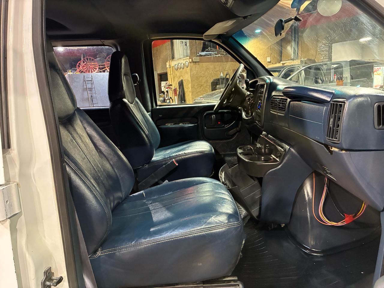 Chevrolet Express Van 1500 135" WB 2000