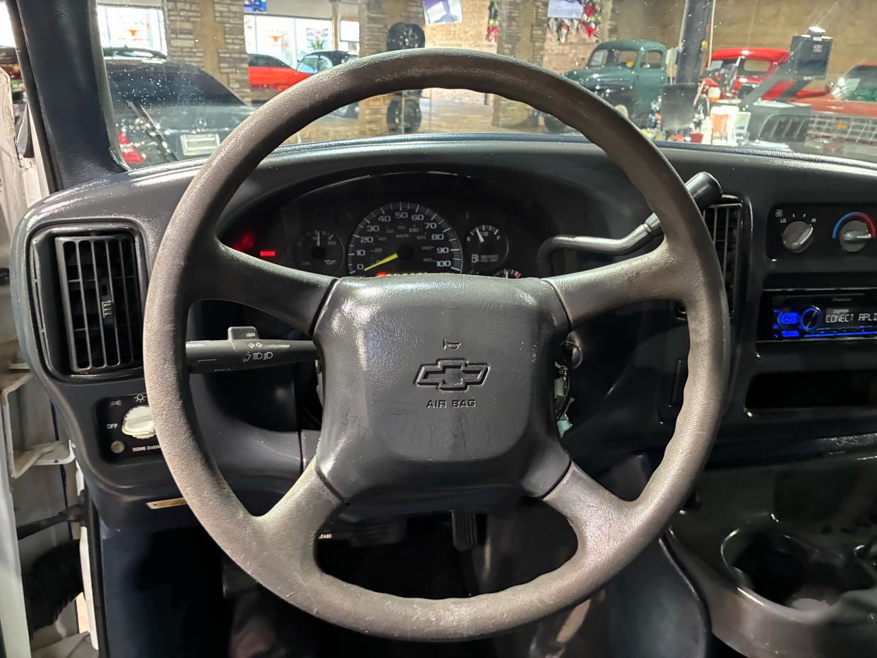 Chevrolet Express Van 1500 135" WB 2000