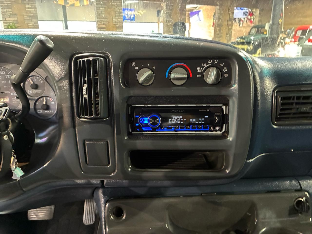 Chevrolet Express Van 1500 135" WB 2000