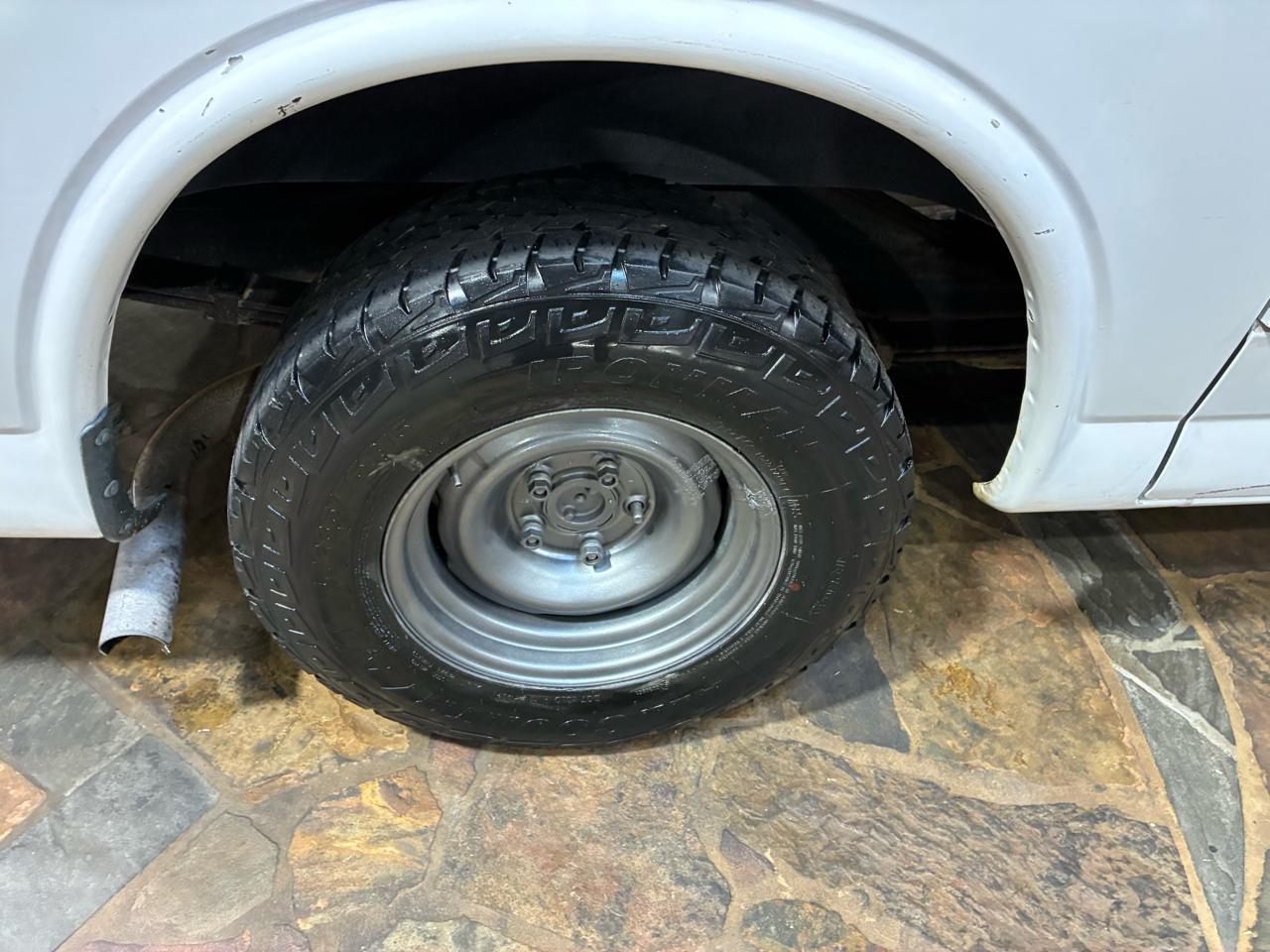 Chevrolet Express Van 1500 135" WB 2000