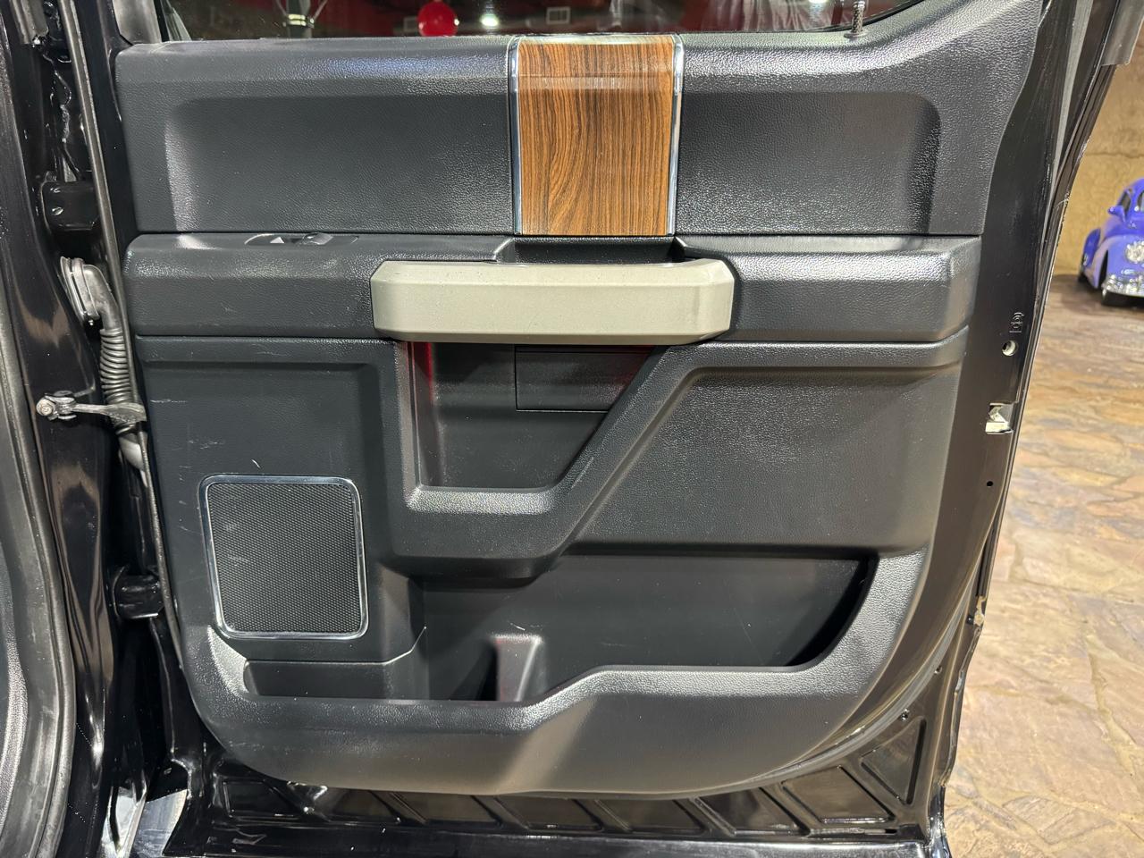 Ford F-150 4WD SuperCrew 145" Lariat 2017