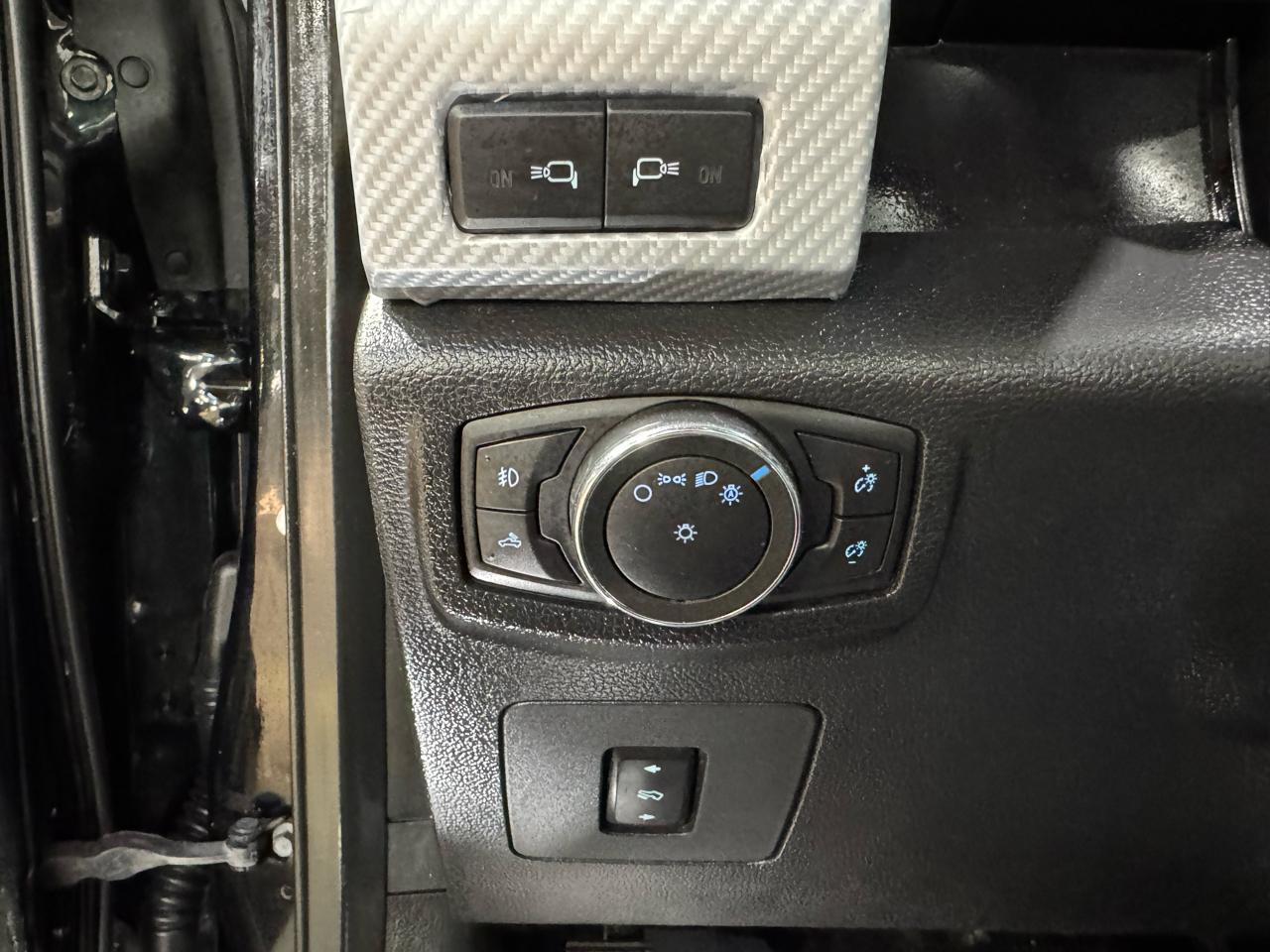 Ford F-150 4WD SuperCrew 145" Lariat 2017