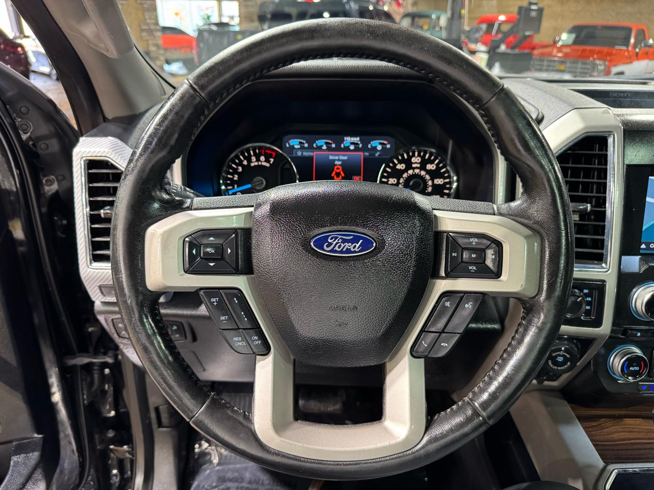 Ford F-150 4WD SuperCrew 145" Lariat 2017