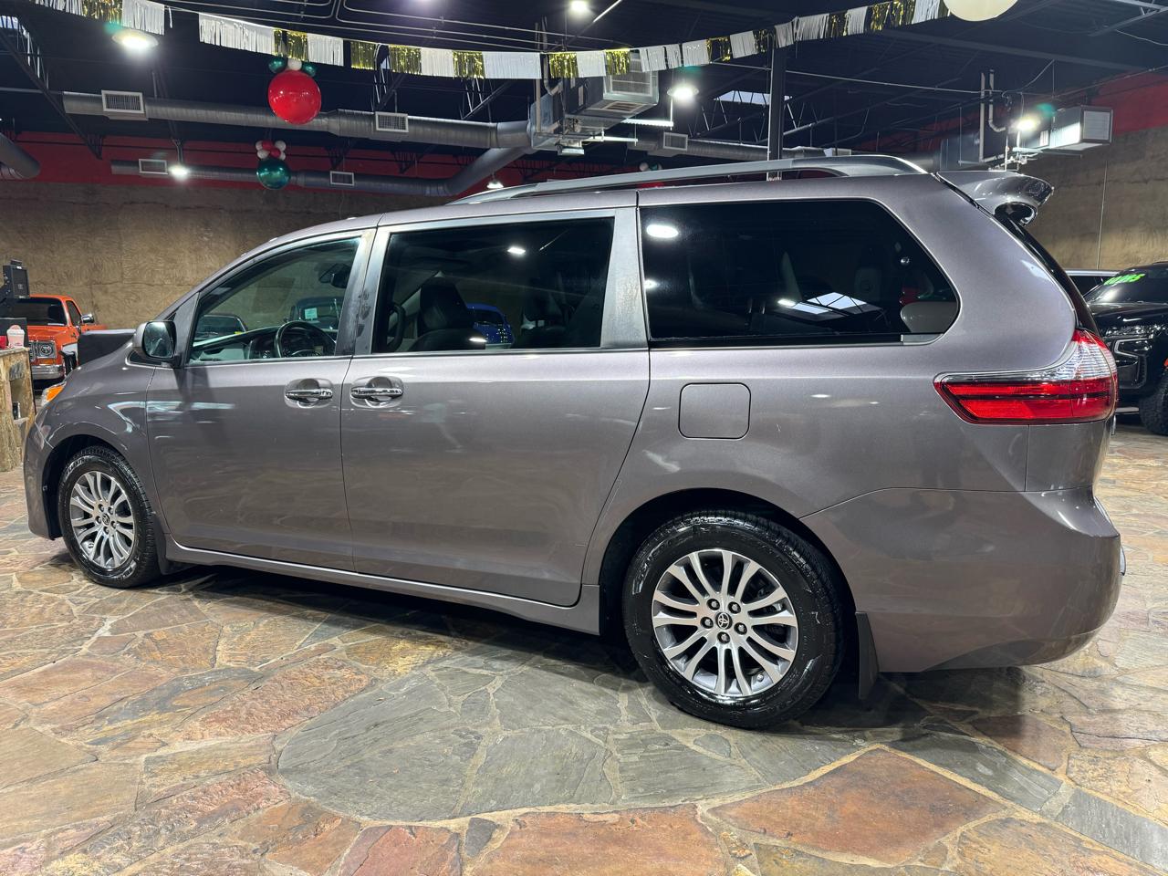 Toyota Sienna XLE Auto Access Seat FWD 7-Passenger (Natl) 2020