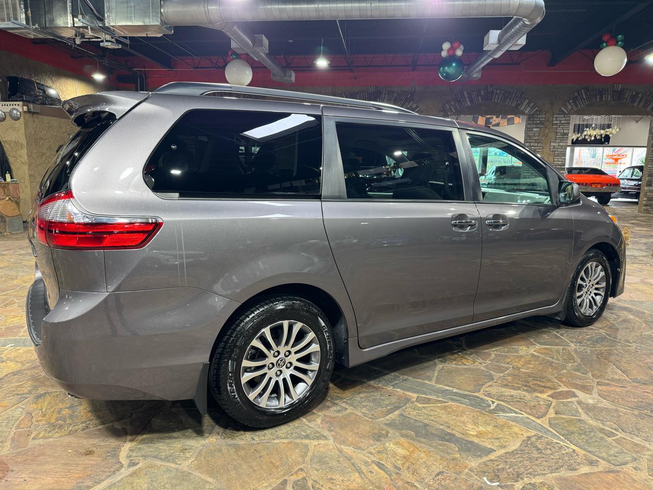 Toyota Sienna XLE Auto Access Seat FWD 7-Passenger (Natl) 2020