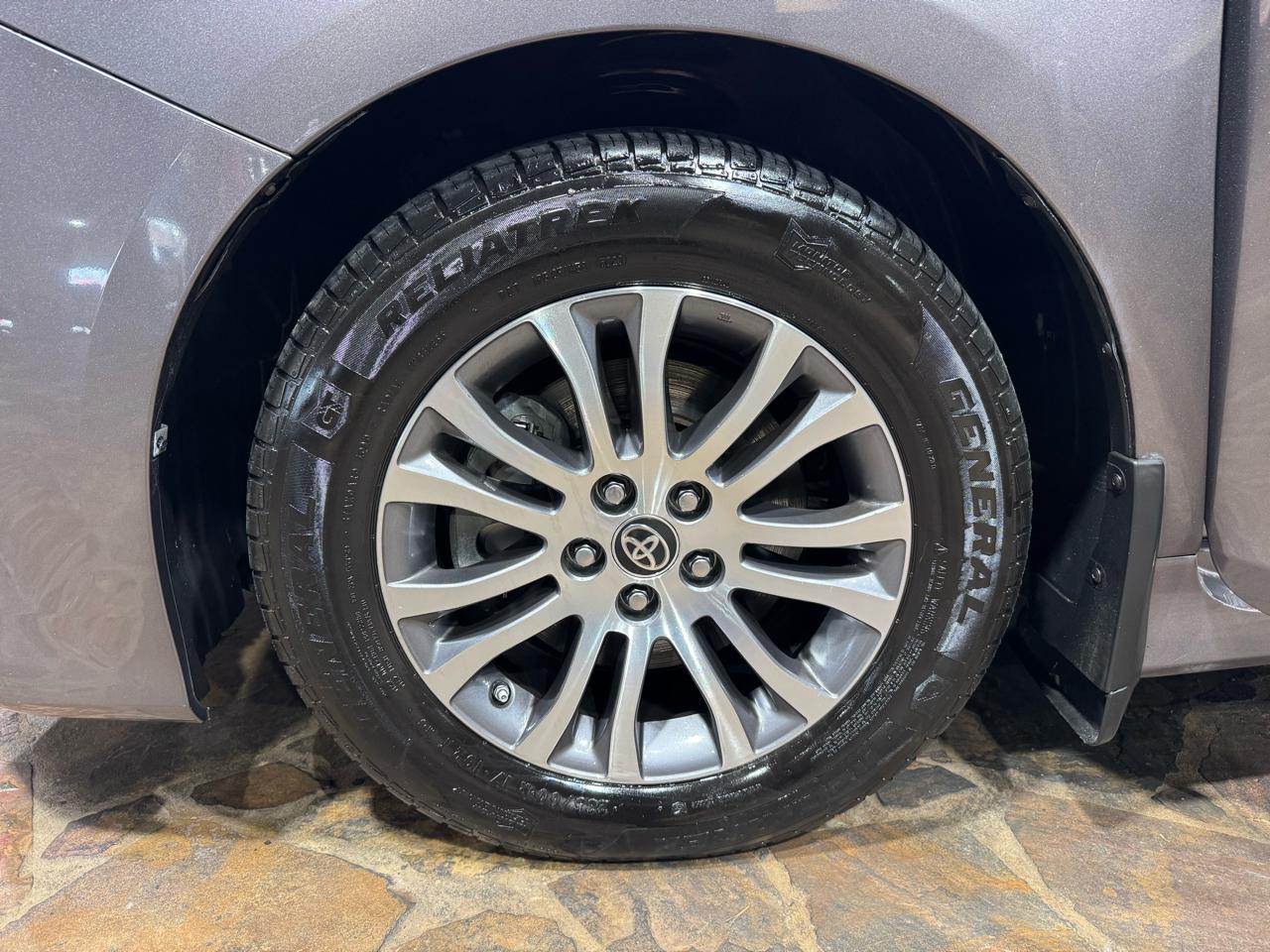 Toyota Sienna XLE Auto Access Seat FWD 7-Passenger (Natl) 2020