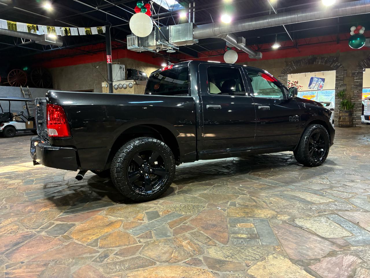 RAM 1500 2WD Crew Cab 140.5" Express 2016