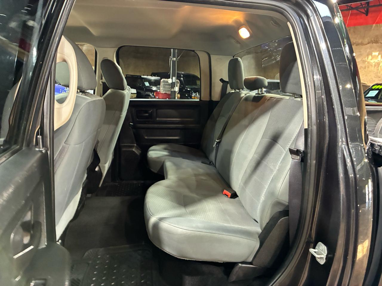 RAM 1500 2WD Crew Cab 140.5" Express 2016