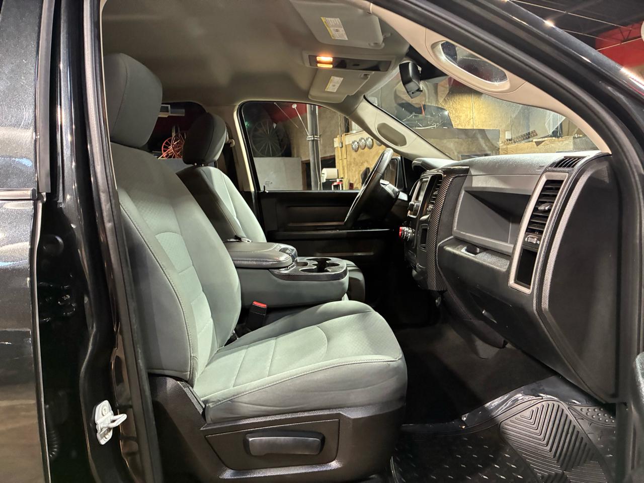 RAM 1500 2WD Crew Cab 140.5" Express 2016