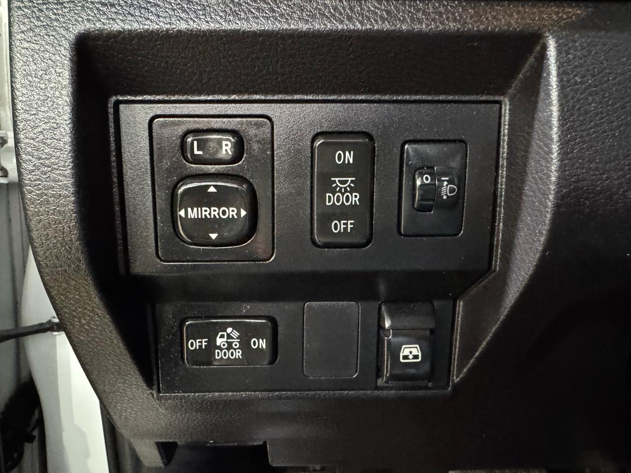 Toyota Tundra 2WD Truck CrewMax 4.6L V8 6-Spd AT SR5 (Natl) 2014