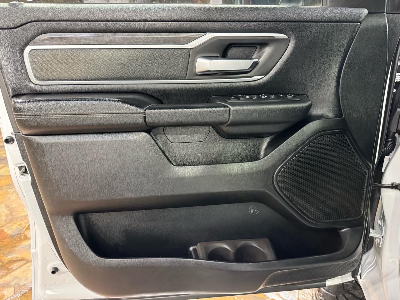 RAM 1500 Big Horn 4x4 Crew Cab 5'7" Box 2020