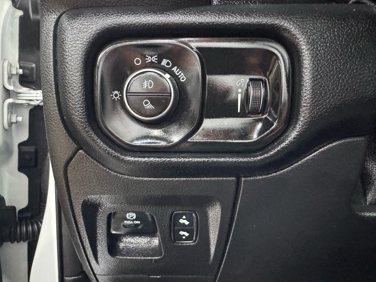 RAM 1500 Big Horn 4x4 Crew Cab 5'7" Box 2020