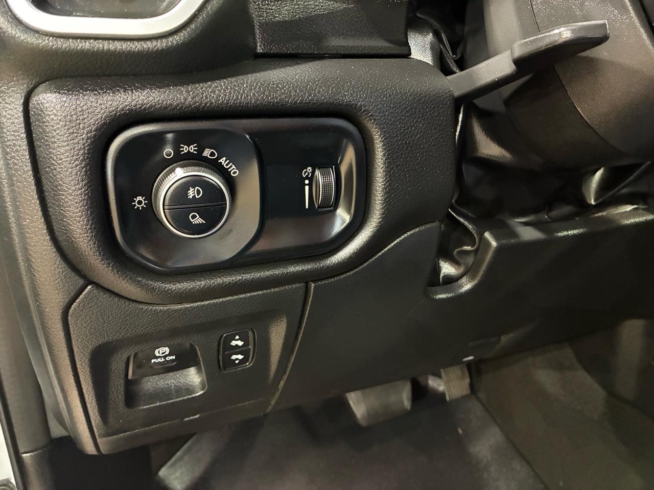 RAM 1500 Big Horn 4x4 Crew Cab 5'7" Box 2023