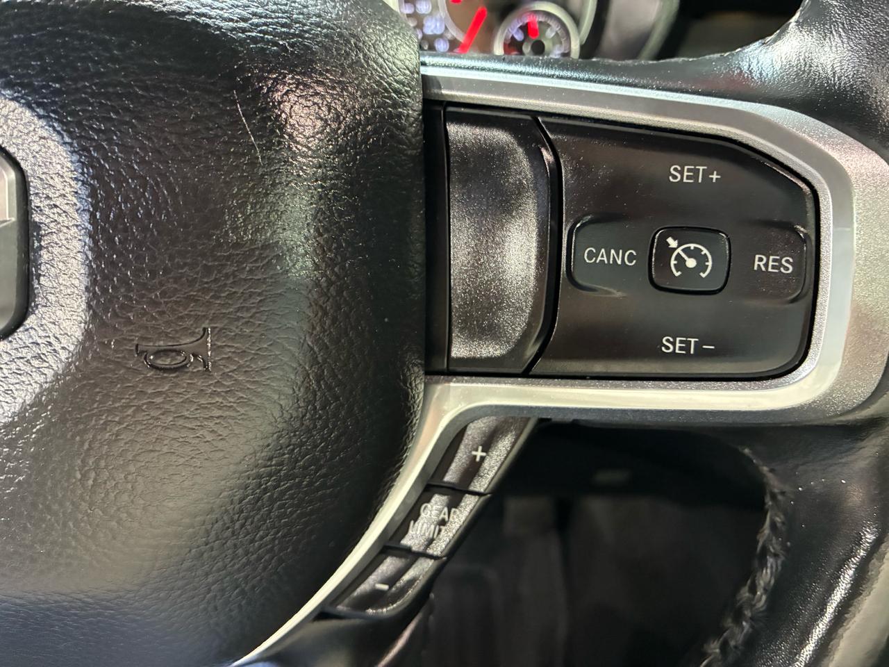 RAM 1500 Laramie 4x4 Crew Cab 5'7" Box 2020