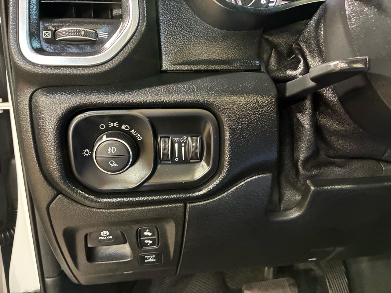 RAM 1500 Laramie 4x4 Crew Cab 5'7" Box 2020