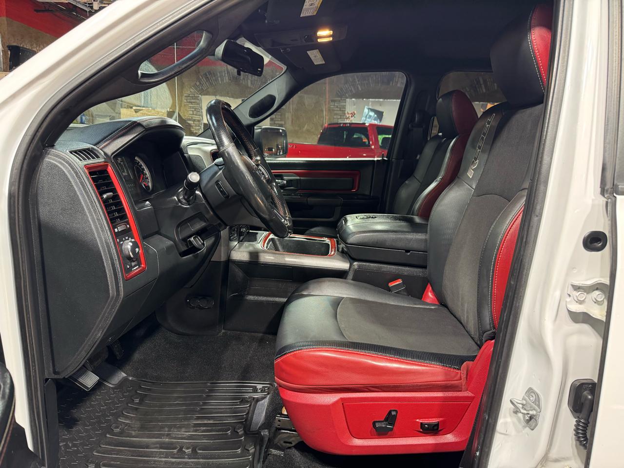 RAM 1500 4WD Crew Cab 140.5" Rebel 2016