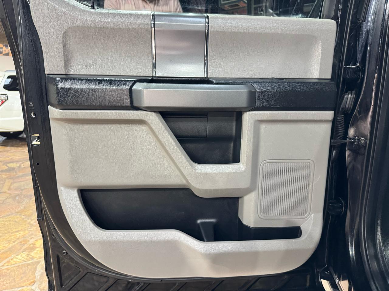 Ford Super Duty F-250 SRW XLT 4WD Crew Cab 8' Box 2017