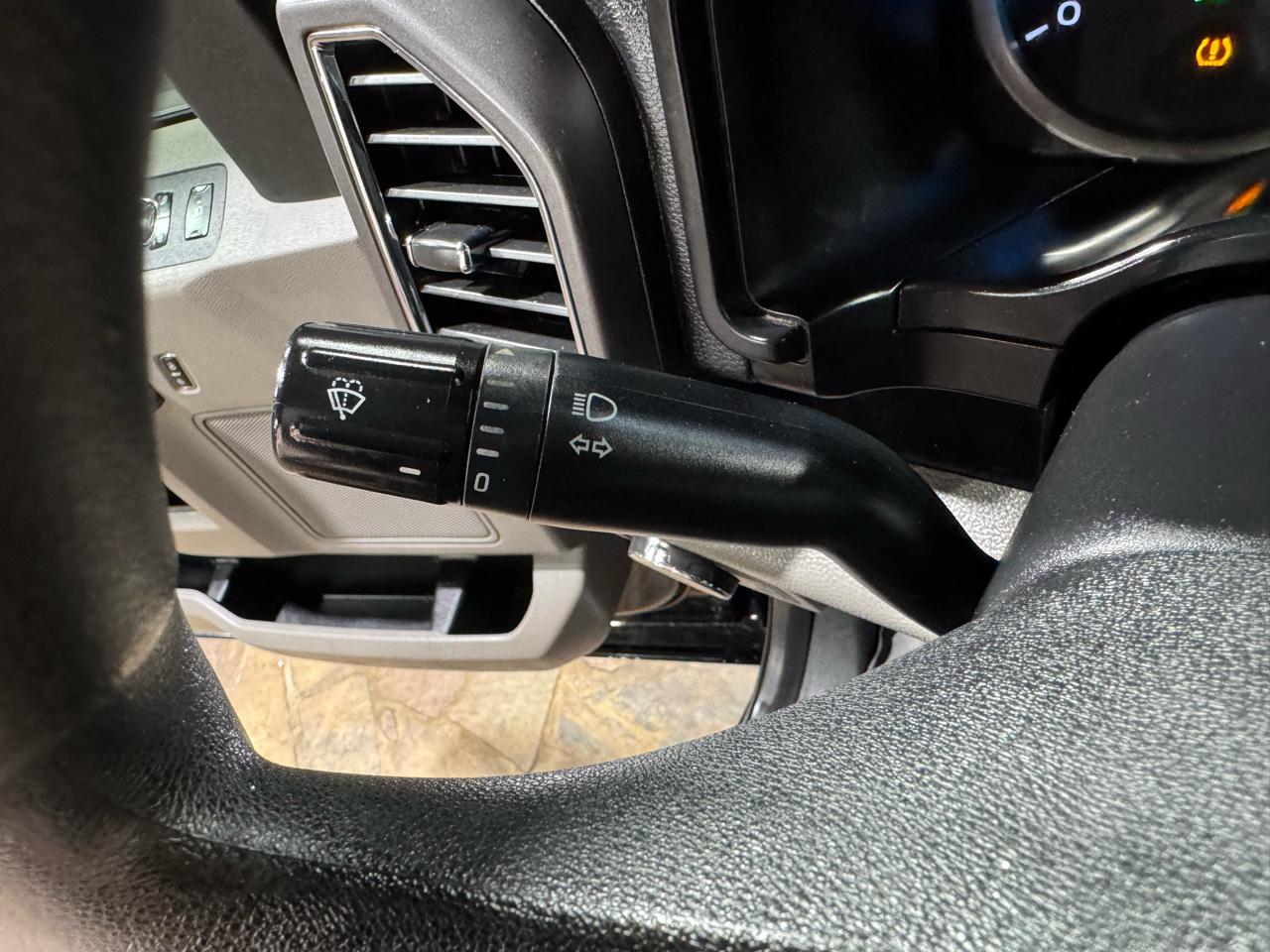 Ford Super Duty F-250 SRW XLT 4WD Crew Cab 8' Box 2017