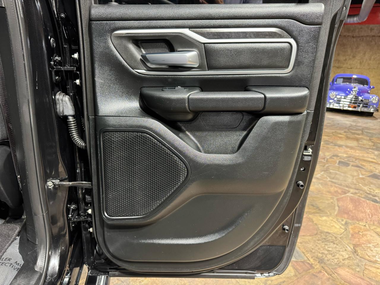 RAM 1500 Big Horn 4x4 Quad Cab 6'4" Box 2021