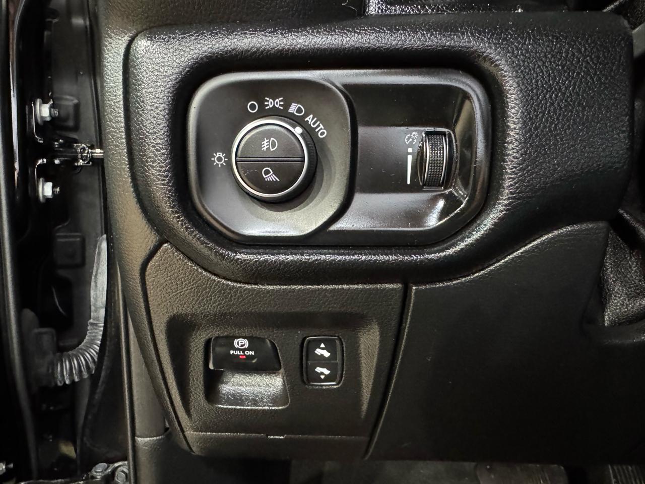 RAM 1500 Big Horn 4x4 Quad Cab 6'4" Box 2021