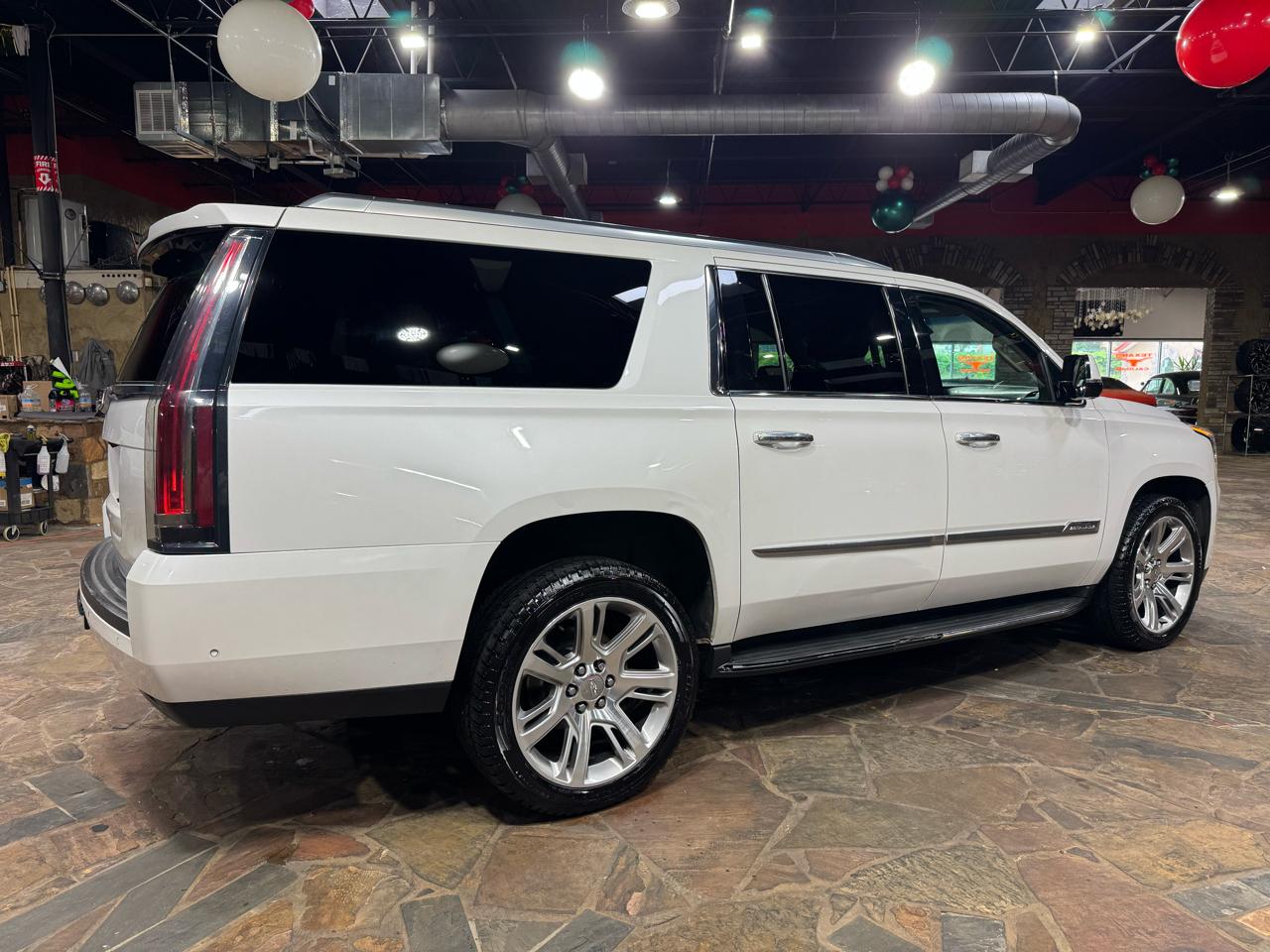Cadillac Escalade ESV 4WD 4dr Luxury 2018