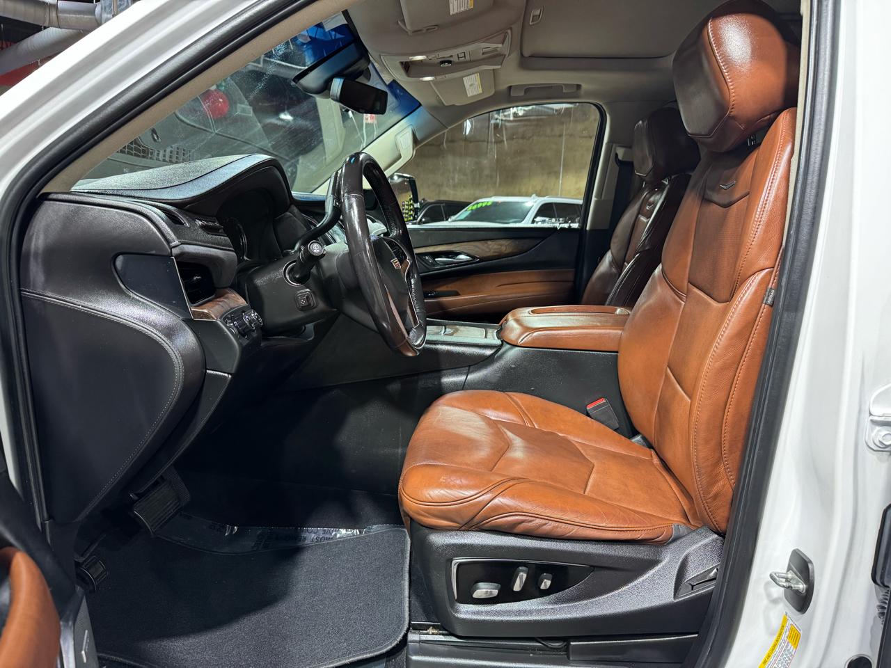 Cadillac Escalade ESV 4WD 4dr Luxury 2018