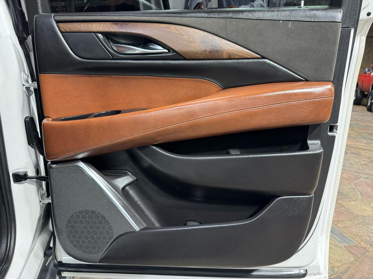 Cadillac Escalade ESV 4WD 4dr Luxury 2018