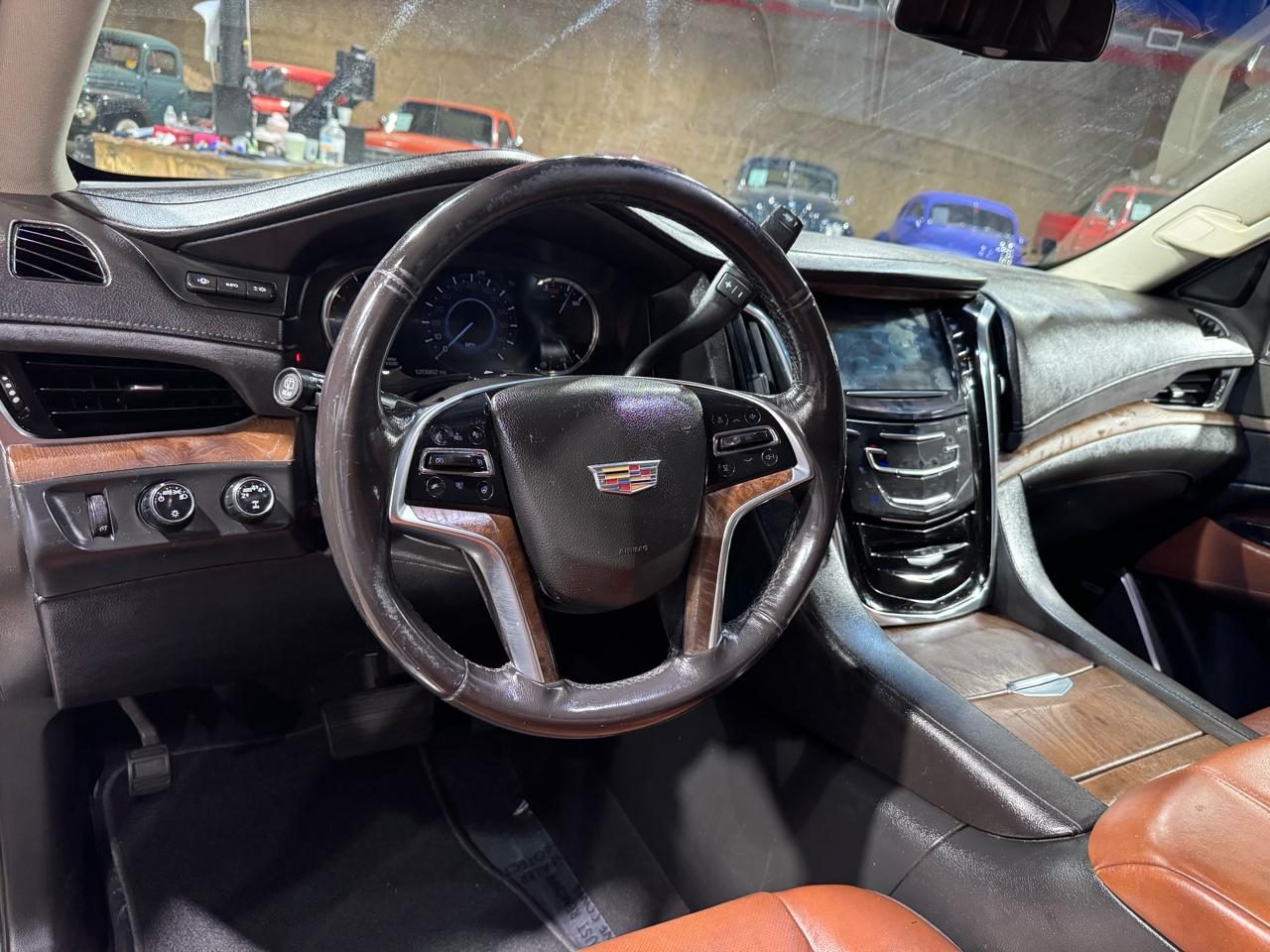 Cadillac Escalade ESV 4WD 4dr Luxury 2018